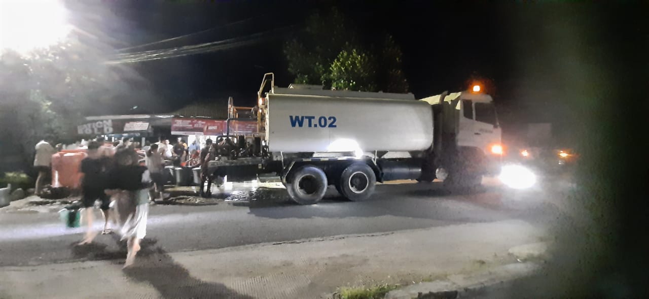 Alami Krisis Air Bersih Pascabanjir, PT Semen Padang Peduli Salurkan 16 Ribu Liter Air ke Warga Durian Tarung